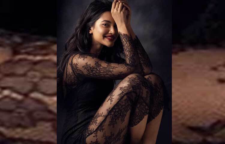 কালো নেটের ড্রেসে লাস্যময়ী তুষি। ছবি: ইনস্টাগ্রাম থেকে