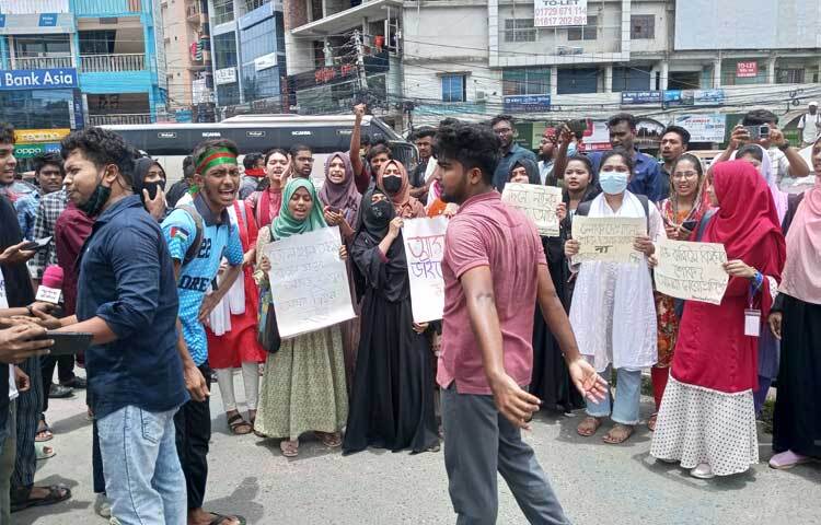 এ সময় ছাত্ররা তাদের সমন্বয়কদের মুক্তি, প্রধানমন্ত্রী, শিক্ষামন্ত্রীর পদত্যাগ দাবি করে বিভিন্ন স্লোগান দেন। ছবি: আলমগীর হান্নান