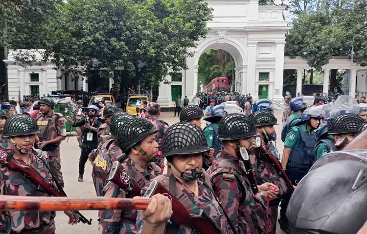 আন্দোলনের সময় হাইকোর্টের প্রধান গেট এবং আন্দোলনকারীদের পুলিশ ও বিজিবি বাহিনী ঘিরে রাখতে দেখা যায়। ছবি: মাহবুব আলম
