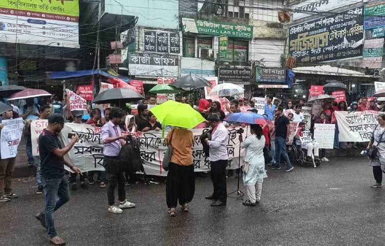 আজ ফার্মগেট এলাকায় বৃষ্টি উপেক্ষা করে সবাই জড়ো হতে থাকেন। ছবি: মফিজুল সাদিক