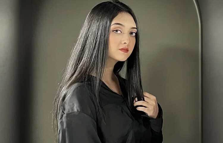 তারকারা বিভিন্নভাবে তাদের অবস্থানের জানান দিচ্ছেন। সম্প্রতি ‘চলো ভুলে যাই’ গান গেয়ে বেশ সারা পেয়েছেন তরুণ গায়িকা পারশা মাহজাবীন। ছবি: ফেসবুক থেকে