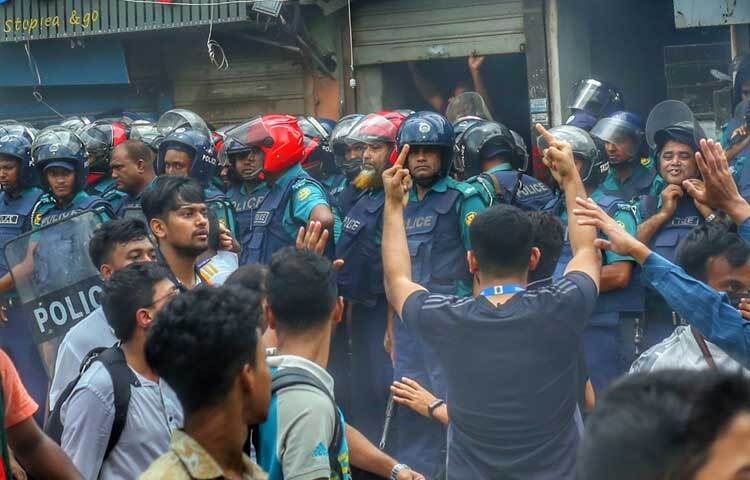 অন্যদিকে আফতাব নগর গেট থেকে প্রধান সড়কের মুখে অবস্থান নিয়েছে আইনশৃঙ্খলা বাহিনী। ছবি: মাহবুব আলম