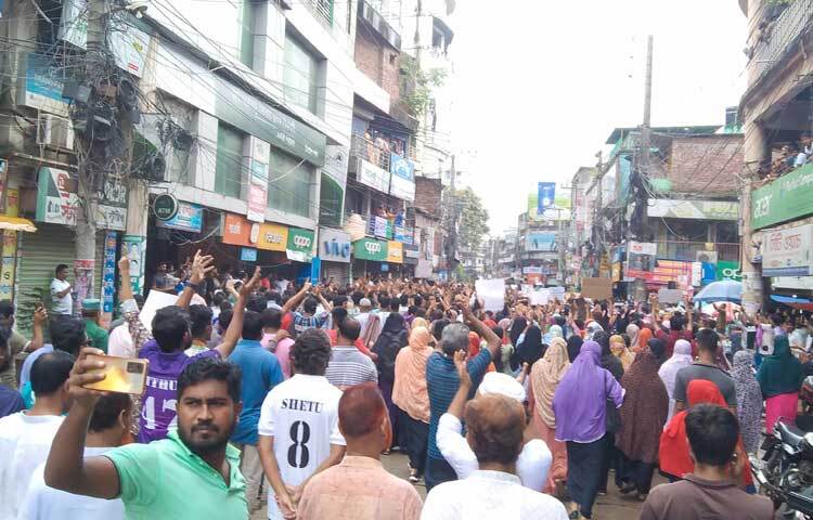 আজ শিক্ষার্থীদের সঙ্গে আন্দোলনে যোগ দিয়েছেন অভিভাবকরাও। ছবি: আরিফ উর রহমান টগর