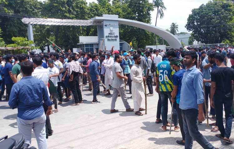 এসময় ‘শেখ হাসিনার গদিতে, আগুন জালাও একসাথে’, ‘এক দুই তিন চার, স্বৈরাচার তুই গদি ছাড়’, ‘শিবির ট্যাগের ছলচাতুরী, বুইজা গেছে জনগণ’, ‘দফা এক দাবি এক, স্বৈরাচারের পদত্যাগ’, ‘নয় ছয় বুঝি না, কবে যাবি হাসিনা’, ‘আবু সাঈদ মরলো কেন, প্রশাসন জবাব চাই’-এমন স্লোগান দিতে দেখা যায় আন্দোলনরত শিক্ষার্থীদের। ছবি: মনির হোসেন মাহিন