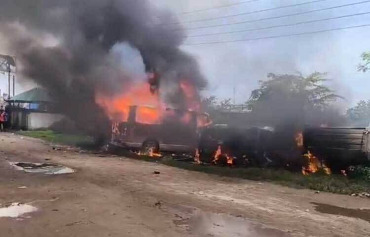 এর আগে, বেলা ১১টা দিকে আন্দোলনরত ছাত্ররা হাটিকুমরুল গোল চত্বর মোড়ে অবস্থান নেয়। এদিকে সরকার দলীয় কর্মী ও সমর্থকরা কিছুটা অবস্থান নিলে উত্তেজনা দেখা যায়। কিছু সময় পর ছাত্ররা লাঠিসোটা হাতে মিছিল নিয়ে হাইওয়ে থানায় যায়। এ সময় ছাত্ররা পুলিশ ও সরকার দলীয় নেতাকর্মীদের উদ্দেশে ‘ভুয়া ভুয়া’ স্লোগান দেয়। ছবি: এম এ মালেক
