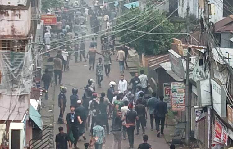 পরিস্থিতি নিয়ন্ত্রণে পুলিশ টিয়ারশেল নিক্ষেপ ও লাঠিচার্জ করে সংঘর্ষে লিপ্তদের ছত্রভঙ্গ করে দেয়। ছবি: আতিকুর রহমান