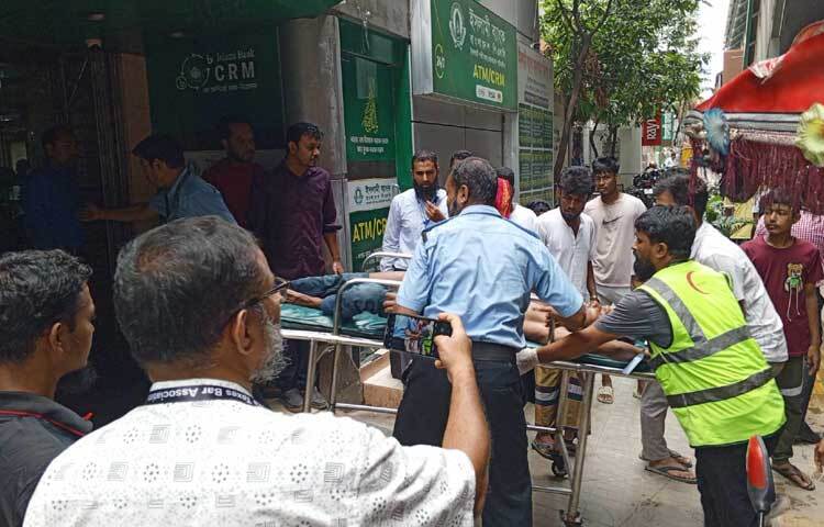 গুলিবিদ্ধ এক কিশোরকে হাসপাতালে নেওয়া হচ্ছে। ছবি: সাইফুল হক মিঠু