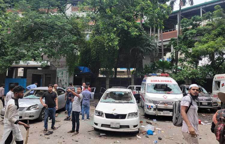 জানা যায়, এ ঘটনায় প্রায় অর্ধশতাধিক গাড়ি ক্ষতিগ্রস্ত হয়েছে। ছবি: আবদুল্লাহ আল মামুন