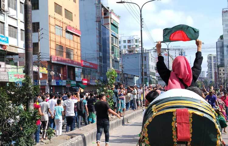 পতাকা নিয়ে বিজয় মিছিল করছে তরুণেরা। ছবি: জান্নাত শ্রাবণী