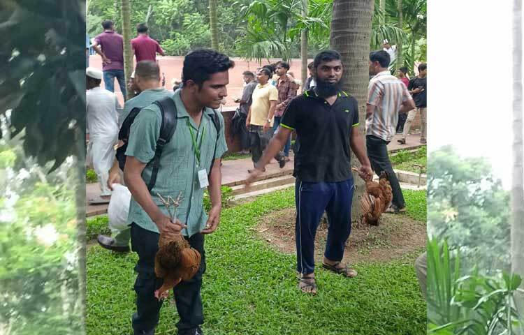 গণভবনে থাকা মুরগি হাতে দাঁড়িয়ে আছেন তারা। ছবি: নাহিদ সাব্বির
