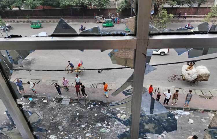 গানবাংলার বাইরে দাঁড়িয়ে আছে উৎসাহী জনতা। ছবি: জান্নাত শ্রাবণী