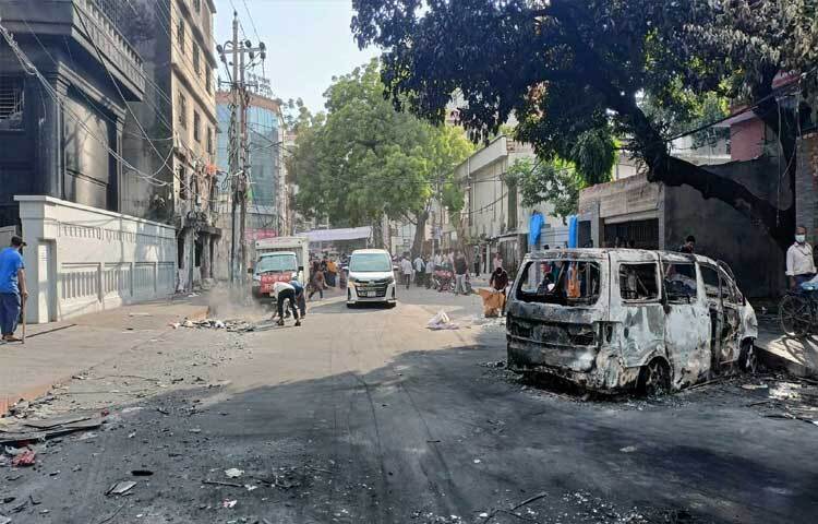 আজ দুপুর থেকে আওয়ামী লীগের এই কার্যালয়ের সামনের সড়কে পড়ে থাকা ময়লা-আবর্জনা, ইটের টুকরো, পুড়ে যাওয়া জিনিসপত্র পরিষ্কার করছেন শিক্ষার্থীরা। ছবি: নাহিদ সাব্বির