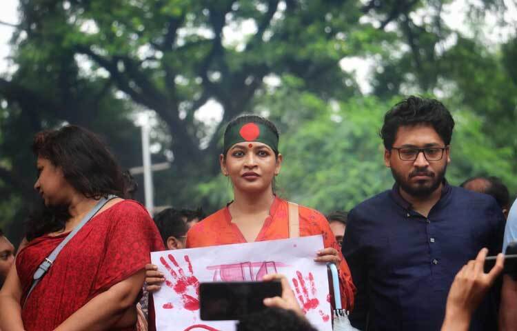 ছাত্রদের সঙ্গে আন্দোলনে যোগ দিয়েছিলেন জনপ্রিয় অভিনেত্রী আজমেরী হক বাঁধন। সেখানেই লাল রঙের পোশাকে ধরা দিয়েছিলেন তিনি। ছবি: ফেসবুক থেকে