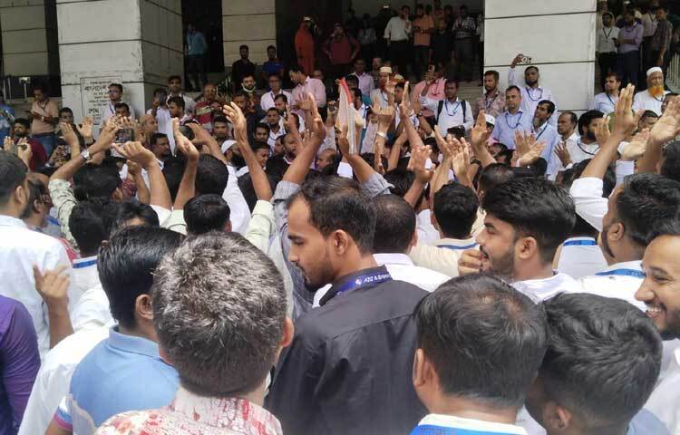 আজ সকাল থেকে কেন্দ্রীয় ব্যাংক কার্যালয়ে জড়ো হয়ে বিক্ষোভ শুরু করেন তারা। ছবি: ইয়াসির আরাফাত