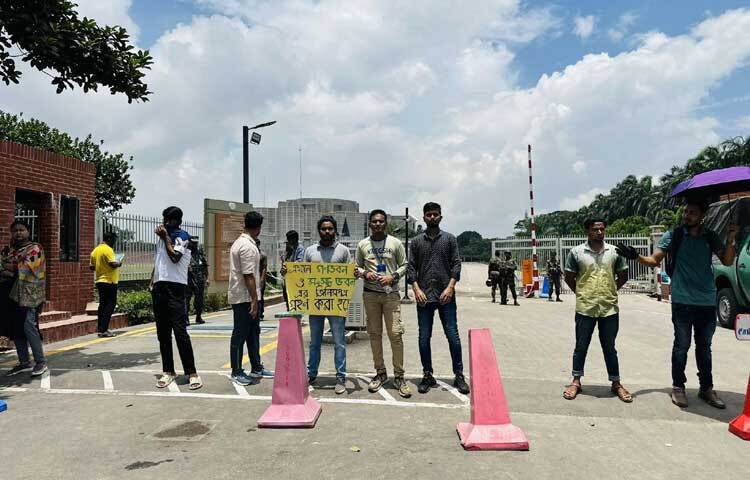 বিভিন্ন স্তরে তারা জিজ্ঞাসাবাদ করে শুধু সংসদের কর্মকর্তা কর্মচারীরা প্রবেশ করতে দিচ্ছেন। ছবি: ইসমাইল হোসেন রাসেল