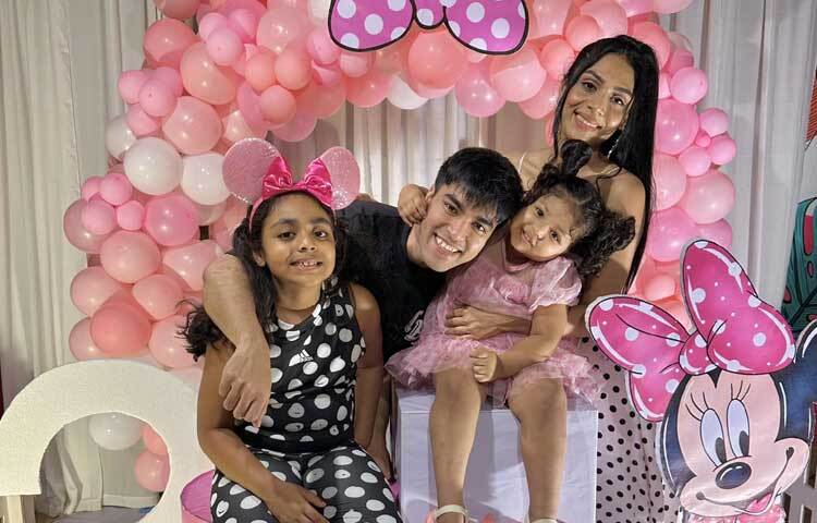 এই ইনফ্লুয়েন্সার শুধু সংসার জীবনেই দক্ষ নয়, নিজের কাজও চালিয়ে যাচ্ছেন সমান তালে। ছবি: ফেসবুক থেকে