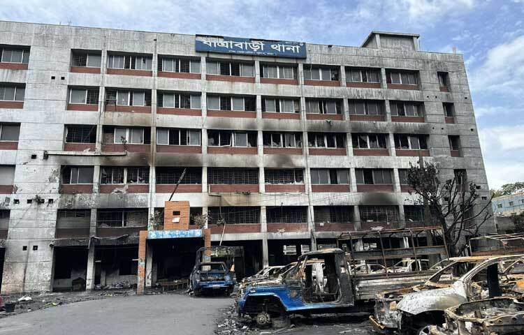 বর্তমানে থানা পাহারা দিচ্ছেন শিক্ষার্থীরা। ছবি: ইসমাইল হোসেন রাসেল