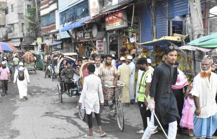 সকাল থেকে রাত পর্যন্ত টানা ট্রাফিক নিয়ন্ত্রণে কাজ করছেন শিক্ষার্থীরা। ছবি: বিপ্লব দীক্ষিত