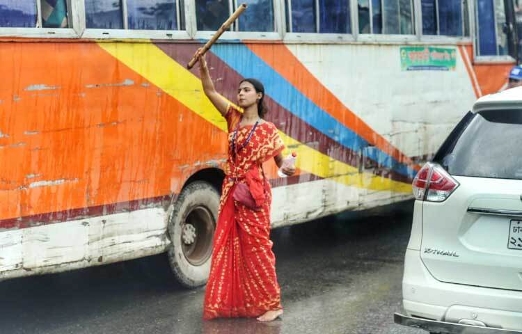 শুধু ফাহমিদাই নয়, রাজধানীসহ দেশের বিভিন্ন গুরুত্বপূর্ণ স্থানে ট্রাফিক নিয়ন্ত্রণে ছেলেদের পাশাপাশি মেয়ে শিক্ষার্থীরাও সমান অবদান রাখছেন। ছবি: মাহবুব আলম