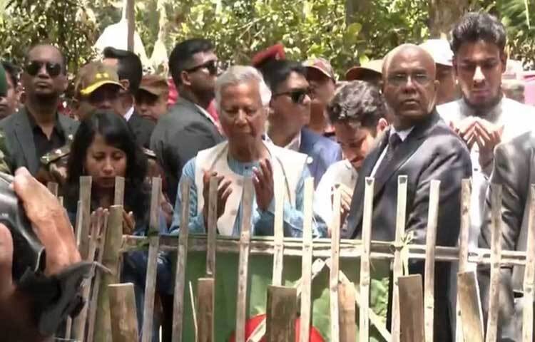 শিক্ষার্থীদের কোটা সংস্কার আন্দোলন চলাকালে পুলিশের গুলিতে নিহত বেগম রোকেয়া বিশ্ববিদ্যালয়ের শিক্ষার্থী আবু সাঈদের বাড়িতে গিয়েছেন অন্তর্বর্তীকালীন সরকারের প্রধান উপদেষ্টা অধ্যাপক ড. মুহাম্মদ ইউনূস। সেখানে গিয়ে তিনি আবু সাঈদের কবর জিয়ারত করেছেন। ছবি: জিতু কবীর