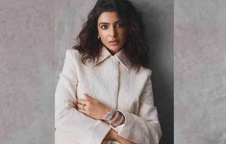 সম্প্রতি সাদা-কালো পোশাকে বেশকিছু ছবি শেয়ার করেছেন অভিনেত্রী। ছবি: ইনস্টাগ্রাম