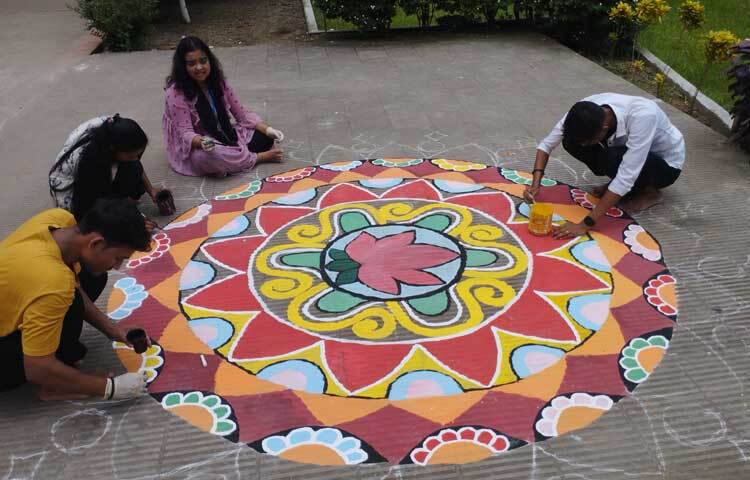 বিভাগ ভিত্তিক শিক্ষার্থীদের ছোট ছোট দল ব্যস্ত আঁকাআঁকির কাজে। ছবি: তানজিদ শুভ্র