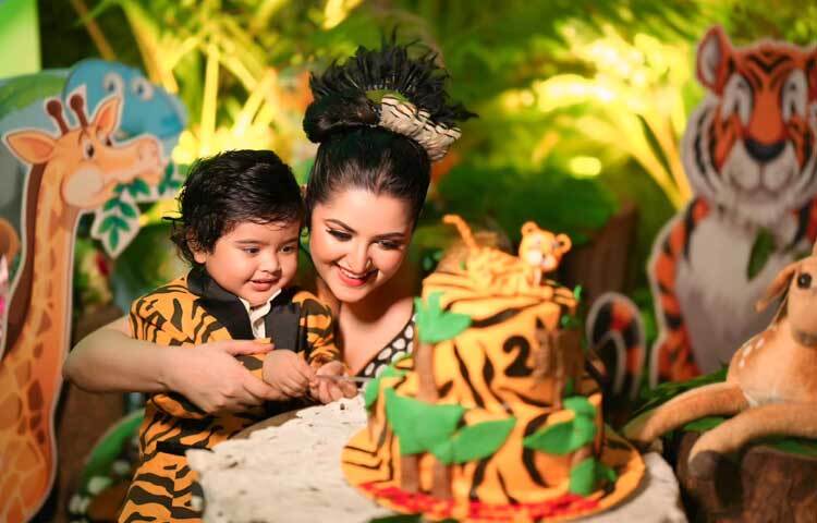 হাস্যোজ্জ্বল মা-ছেলে। ছবি: ফেসবুক থেকে