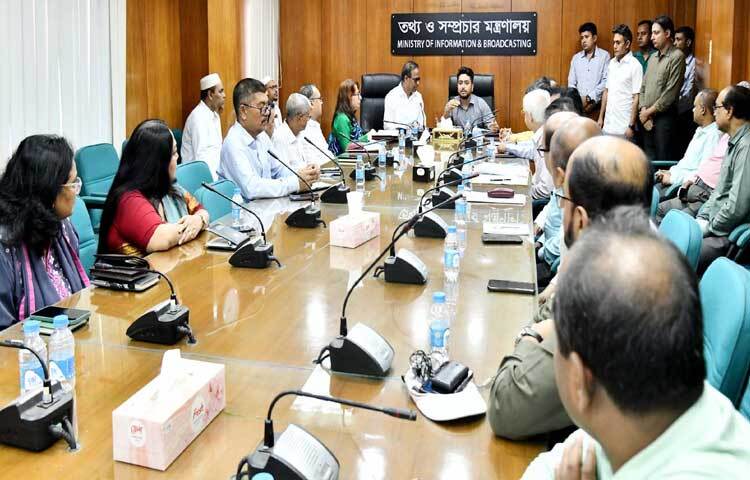 আজ মন্ত্রণালয়ের সম্মেলন কক্ষে কর্মকর্তাদের সঙ্গে মতবিনিময় করেন তথ্য ও সম্প্রচার উপদেষ্টা নাহিদ ইসলাম। ছবি: পিআইডি