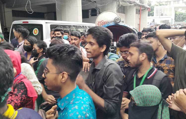 আজ দুপুর ২টার দিকে তারা জিরো পয়েন্টের দিকের সচিবালয়ের গেট দিয়ে হুড়মুড় করে পুলিশি বাধা উপেক্ষা করে ঢুকে পড়েন। তারা সচিবালয়ে ঢুকে ৬ ও ১১ নম্বর ভবনের মাঝামাঝি জায়গায় মিছিল করতে থাকেন। ছবি: মাসুদ রানা