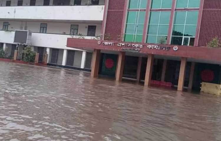 এদিকে ভারী বৃষ্টিপাতে জেলা শহরের কালেক্টরেট ভবন, পুলিশ সুপারের কার্যালয়, সিভিল সার্জন কার্যালয়, প্রেস ক্লাব, জজকোর্ট ভবন, পৌরসভা, অতিরিক্ত পুলিশ সুপারের কার্যালয়, জনস্বাস্থ্য প্রকৌশল অধিদপ্তর, সড়ক ও জনপদ বিভাগ, জেলা জামে মসজিদসহ অসংখ্য গুরুত্বপূর্ণ কার্যালয় পানিবন্দী রয়েছে। ছবি: ইকবাল হোসেন মজনু