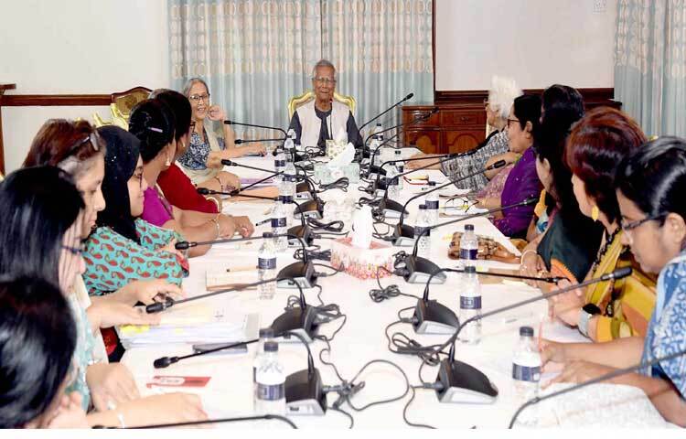 আজ ঢাকায় রাষ্ট্রীয় অতিথি ভবন যমুনায় নারী নেতৃবৃন্দের সাথে মতবিনিময় করেন প্রধান উপদেষ্টা ড. মুহাম্মদ ইউনূস। ছবি: পিআইডি