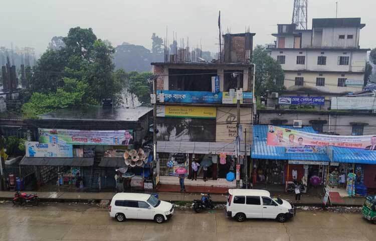 বৃষ্টির ফলে ভোগান্তিতে পড়েছেন কর্মজীবীরা। ছবি: এম মাঈন উদ্দিন