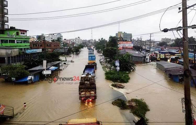 বেলা বাড়ার সঙ্গে সঙ্গে আরও দীর্ঘ হচ্ছে যানজট। এতে ভোগান্তিতে পড়েছেন যানবাহনের চালক ও যাত্রী সাধারণ। ছবি: জাহিদ পাটোয়ারী