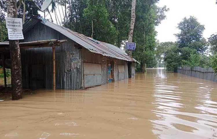 মুহুরী, কহুয়া ও সিলোনিয়া নদীর বন্যা নিয়ন্ত্রণ বাঁধের ভাঙন স্থান দিয়ে প্রবল বেগে পানি প্রবেশ করে একের পর এক জনপদ ডুবে যাচ্ছে। ছবি: আবদুল্লাহ আল-মামুন