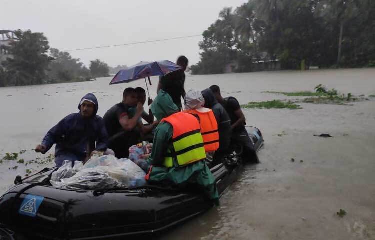 একই সঙ্গে পানিবন্দি এলাকাগুলোতে জরুরি চিকিৎসা সহায়তায় বিশেষ মেডিকেল টিম, জীবন রক্ষাকারী ঔষধ, স্যালাইনসহ ও বিনামূল্যে চিকিৎসা সেবায় নিয়োজিত রয়েছে নৌবাহিনী চিকিৎসক দল। ছবি: ফেসবুক থেকে