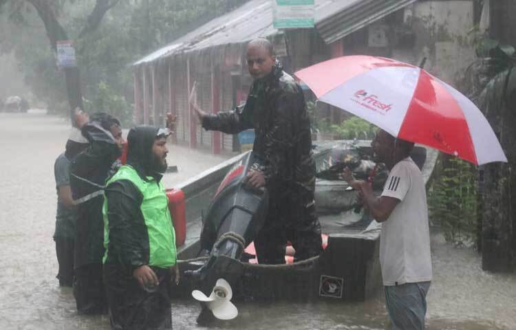 ফেনী জেলার পরশুরাম ও ফুলগাজীতে বন্যার্তদের উদ্ধারে ব্যবহৃত হচ্ছে সেনাবাহিনীর স্পিড বোট ও হেলিকপ্টার। ছবি: ফেসবুক থেকে