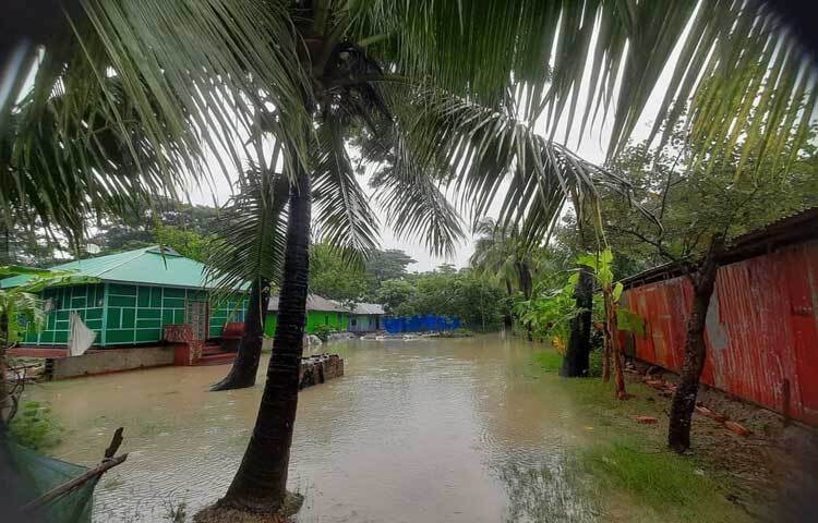 পানিবন্দি হয়ে পড়ছে লাখো মানুষ। খাল উদ্ধার ও পানি নিষ্কাশনে সেনাবাহিনীসহ প্রশাসনের হস্তক্ষেপ কামনা করেছে তারা। ছবি: ইকবাল হোসেন মজনু
