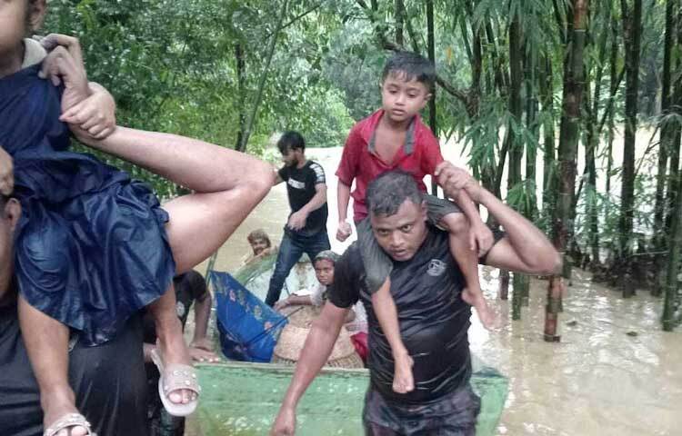এসব জেলায় এখন পর্যন্ত ২৩৫০ অসহায় বানভাসি মানুষকে উদ্ধার করে নিরাপদ স্থানে নিয়েছে বিজিবি। ছবি: তৌহিদুজ্জামান তন্ময়
