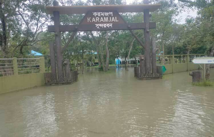 মোংলায় নদ-নদীর পানি বিপৎসীমার ওপর দিয়ে প্রবাহিত হচ্ছে। ৪ ফুট উচ্চতার জলোচ্ছ্বাসে প্লাবিত হচ্ছে উপকূল।  ছবি: আবু হোসাইন সুমন