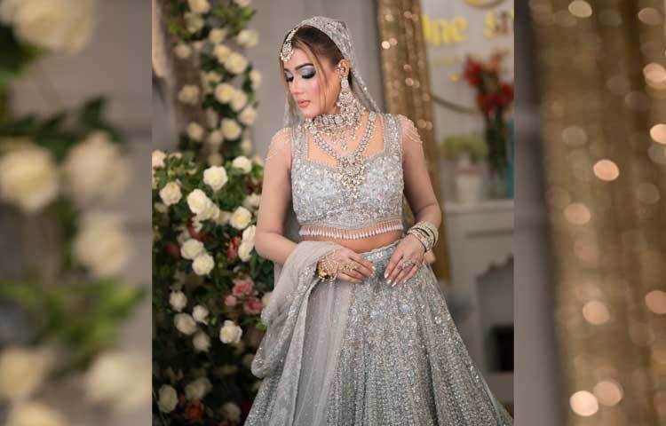 বউসাজে বেশ আবেদনময়ী লাগছে তাকে। ছবি: ফেসবুক থেকে