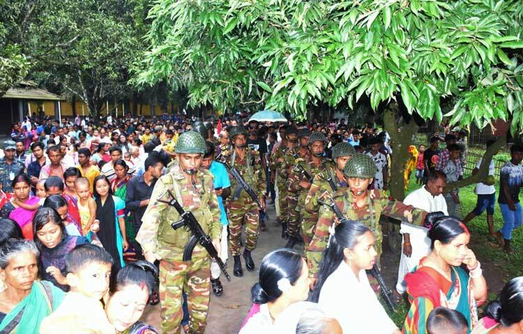 পরবর্তীতে মূর্তিটি সড়কপথে দিনাজপুর শহরের রাজবাড়ীতে পৌঁছায়। উক্ত অনুষ্ঠানটি সুষ্ঠু ও নিরাপদভাবে সম্পন্নের জন্য ৬৬ পদাতিক ডিভিশনের সেনাসদস্যরা দিনাজপুর জেলার বিভিন্ন স্থানে দিনব্যাপী মোতায়েন ছিলেন। ছবি: ফেসবুক থেকে