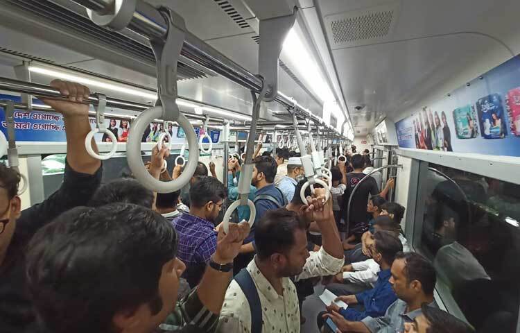 আজ সকাল ৭টা ১০ মিনিট থেকে মেট্রোরেল চলাচল শুরু হয়। ছবি: মাহবুব আলম