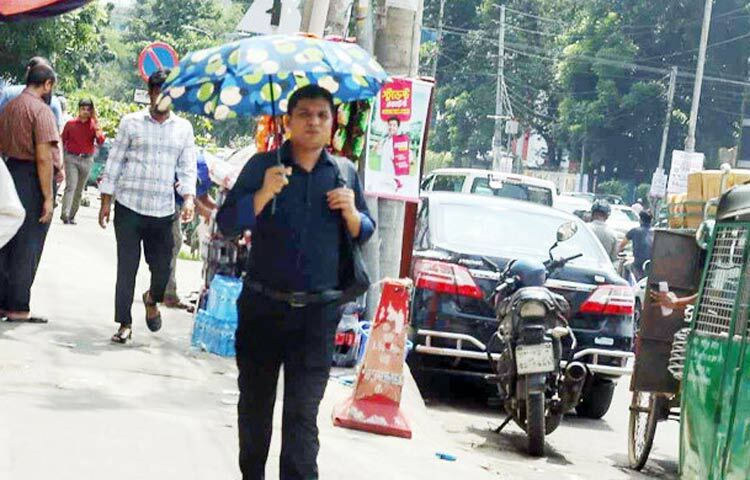 সারাদেশে বৃষ্টিপাতের পরিমাণ কমে যাওয়ায় বেড়েছে ভ্যাপসা গরম। তাতে নাকাল জনজীবন। গত ১৬ সেপ্টেম্বর থেকে তাপমাত্রা বৃদ্ধি অব্যাহত রয়েছে। ফলে দেশজুড়ে মৃদু তাপপ্রবাহ বইছে। এই মৃদু তাপপ্রবাহ আজ শুক্রবারও অব্যাহত রয়েছে বলে জানিয়েছে আবহাওয়া অফিস। ছবি: জাগো নিউজ