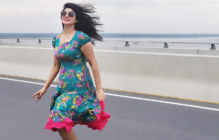 ৩ অক্টোবর ৯টা ৫৬ মিনিটে সোহানা সাবা তার ভেরিফায়েড আইডিতে ১৩টি ছবি পোস্ট করেন। যার সবগুলো পদ্মা সেতুতে বিভিন্ন ভঙ্গিতে দাঁড়িয়ে তোলা। ছবি: ফেসবুক থেকে নেওয়া