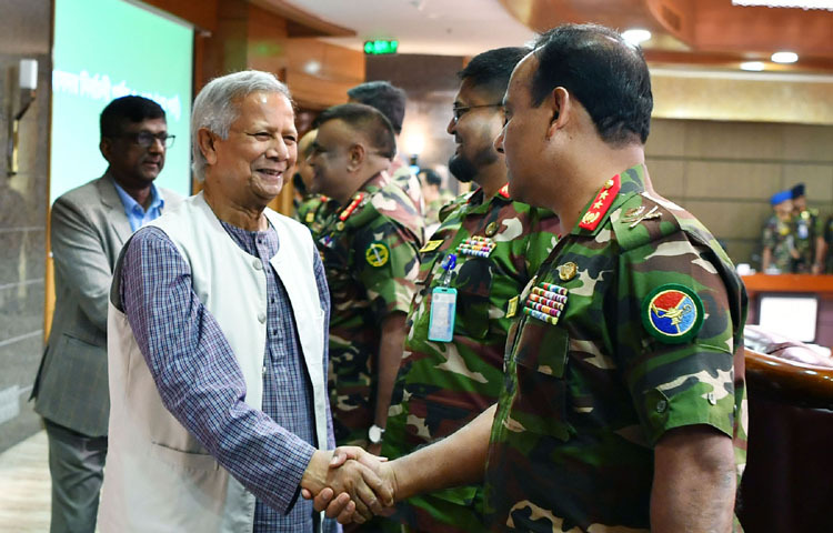 প্রধান উপদেষ্টা প্রফেসর মুহাম্মদ ইউনূস আজ ঢাকায় সেনাবাহিনী সদরদপ্তরে ‌‘সেনাসদর নির্বাচনী পর্ষদ-২০২৪’ কার্যক্রমের উদ্বোধন অনুষ্ঠানে কর্মকর্তাদের সাথে কুশল বিনিময় করেন। ছবি: পিআইডি