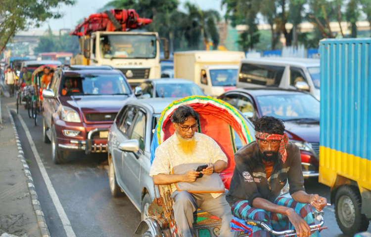 এই শহরের চিরচেনা সমস্যা যানজট। তবে হাতিরঝিলের যানজট এবার একটু বেশিই মনে হচ্ছে। প্রতিদিনই যানজট দেখা যাচ্ছে এখানে। ছবি: মাহবুব আলম