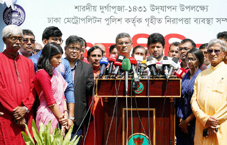 প্রধান উপদেষ্টার বিশেষ সহকারী মো. মাহফুজ আলম আজ রাজধানীর ঢাকেশ্বরী জাতীয় মন্দিরে শারদীয় দুর্গাপূজা-১৪৩১ উদযাপন উপলক্ষে ঢাকা মেট্রোপলিটন পুলিশ কর্তৃক গৃহীত নিরাপত্তা ব্যবস্থা সম্পর্কে প্রেস ব্রিফিং করেন। ছবি: পিআইডি