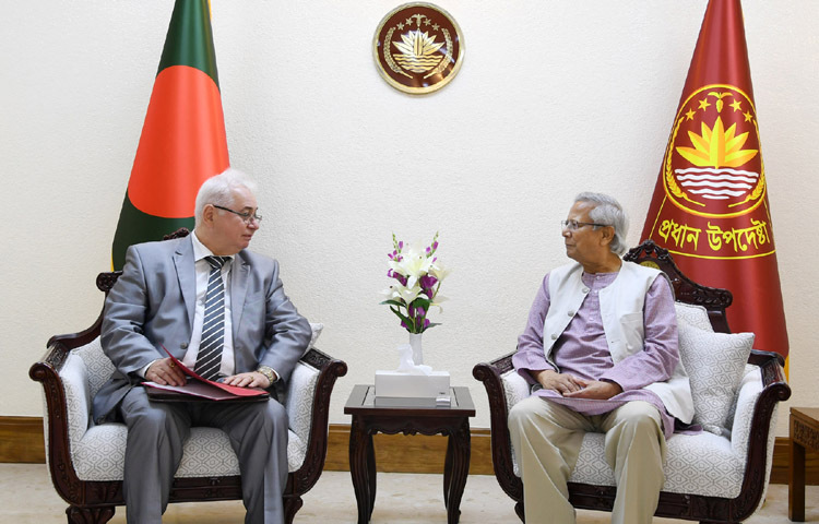 প্রধান উপদেষ্টা প্রফেসর মুহাম্মদ ইউনূসের সাথে আজ তেজগাঁওয়ে তার কার্যালয়ে বাংলাদেশে রাশিয়ার রাষ্ট্রদূত আলেকজান্ডার ভি ম্যান্টিটস্কি সাক্ষাৎ করেন। ছবি: পিআইডি