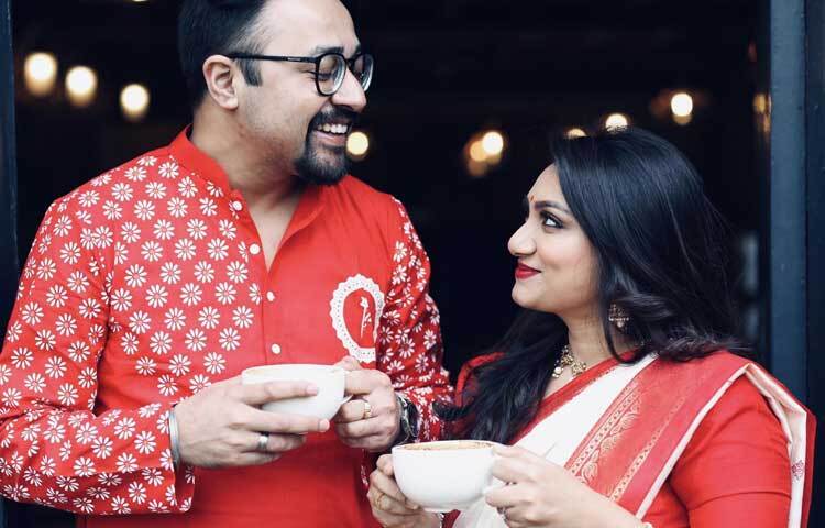 লাল-সাদা শাড়িতে মোহনীয় অবন্তী। ছবি: অবন্তীর ফেসবুক থেকে