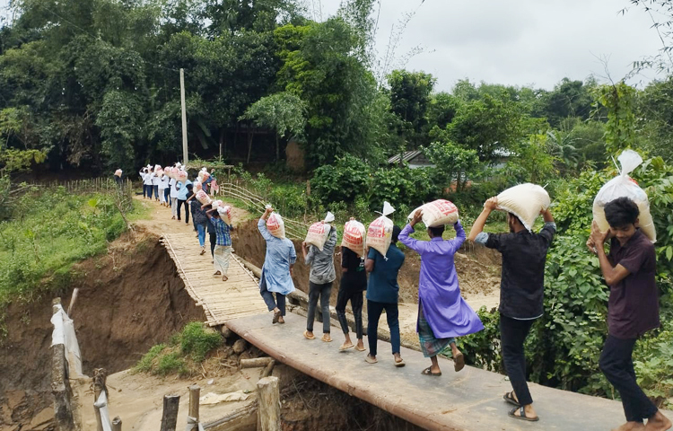 উত্তরবঙ্গের পর নতুন করে প্লাবিত হয়েছে শেরপুর, ময়মনসিংহ ও নেত্রকোণা জেলা। নতুন প্লাবিত জেলাগুলোতে তাদের ত্রাণ কার্যক্রম পুরোদমে চলমান। শেরপুরের নালিতাবাড়ির দুর্গম পাহাড়ি অঞ্চল থেকে ছবিটি তোলা। ছবি: ফেসবুক থেকে নেওয়া